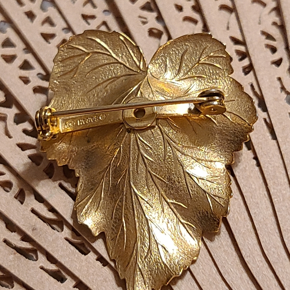 Classic Brooch Pin - Picture 4 of 13